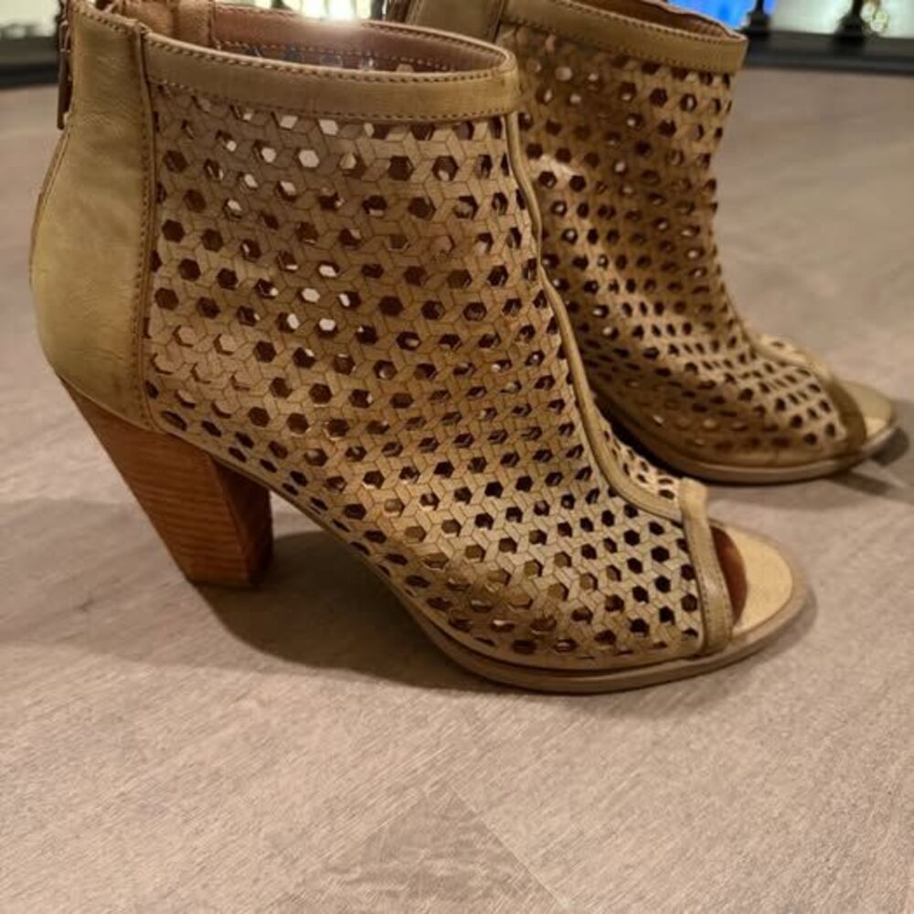 Report Women’s Peep Toe Zip-Up Woven Cutout Booties – Size 8.5 – Taupe/Tan